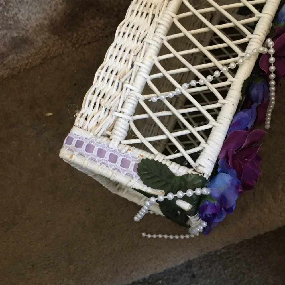 DECORATIVE white wicker tissue holder